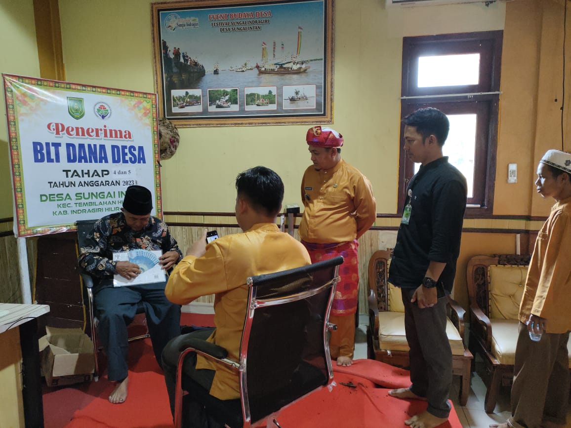 Ratusan KPM Sungai Intan Terima Penyaluran Bantuan Pangan dan BLT-DD 2023