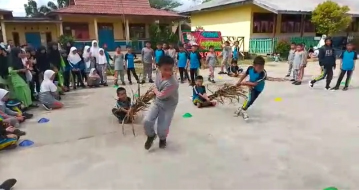 Heboh, Korwil, Kepsek dan Guru Ikut Mainkan Bakiak Boceng Tiga dan Tarik Upeh Pinang