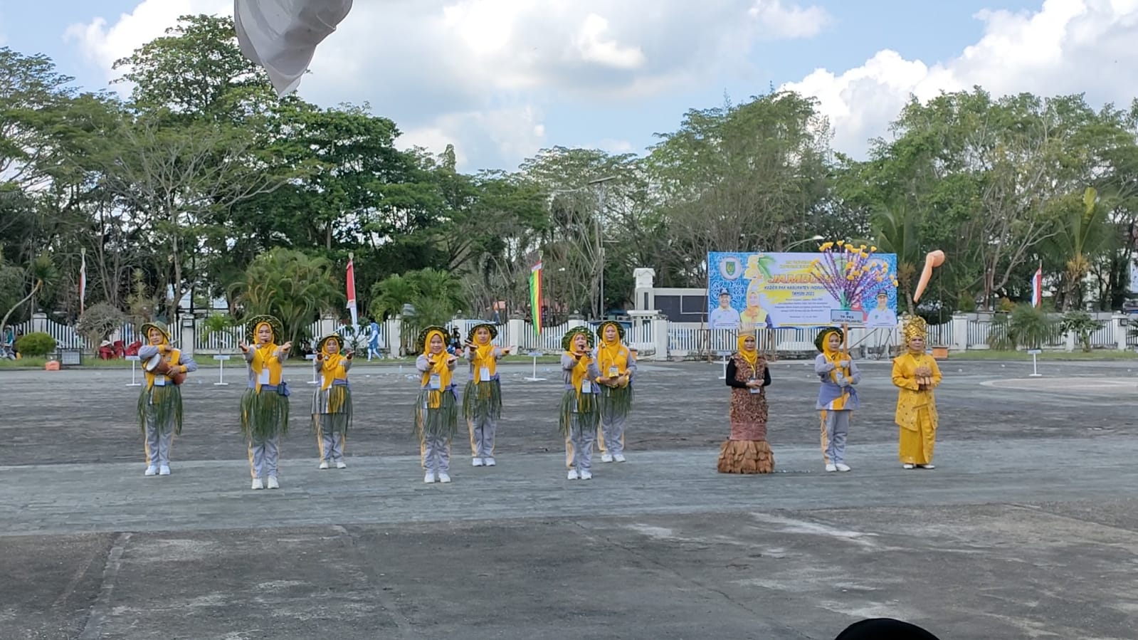 Tampil Beda Menarik Perhatian, Lina Humaira Tampil Memukau Dengan Pakaian Daur Ulang Berbahan Kelapa di Acara Jambore PKK Tingkat Kabupaten Inhil 2023