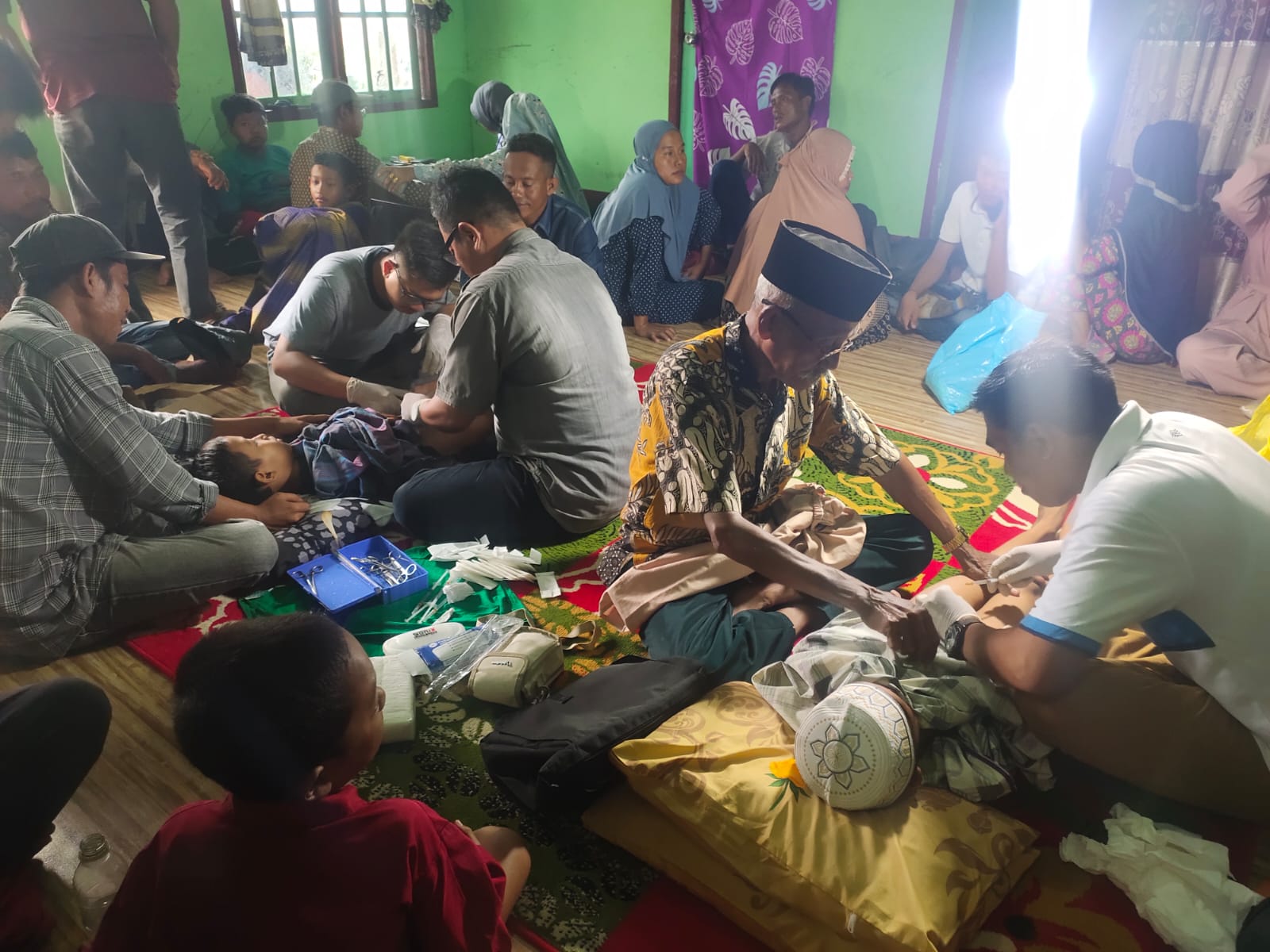 Peduli Terhadap Kesehatan Warga, H. Umar Lakukan Pengobatan Gratis dan Sunat Massal untuk Warga Desa Pungkat