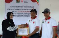 Bupati H.M.Wardan bersama Ketua PMI Kab.Inhil Hj.Zulaikhah Wardan Menghadiri Aksi Sosial Donor Darah di PT. TH. Indo Plantation