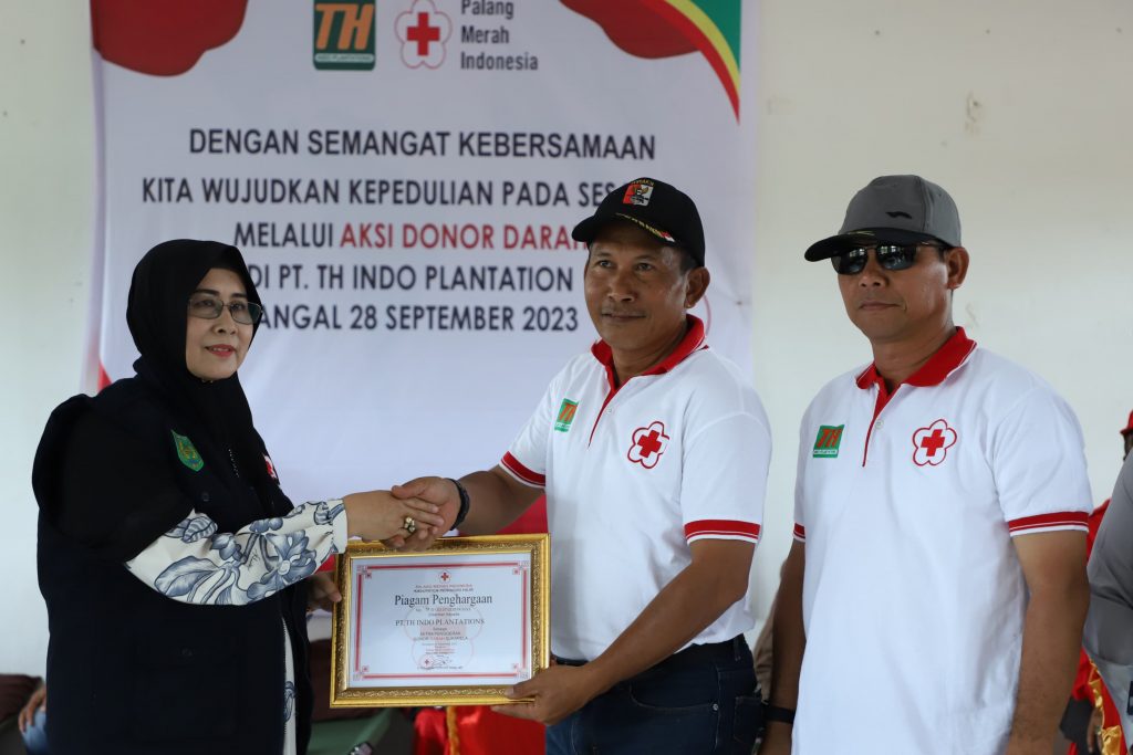 Bupati H.M.Wardan bersama Ketua PMI Kab.Inhil Hj.Zulaikhah Wardan Menghadiri Aksi Sosial Donor Darah di PT. TH. Indo Plantation