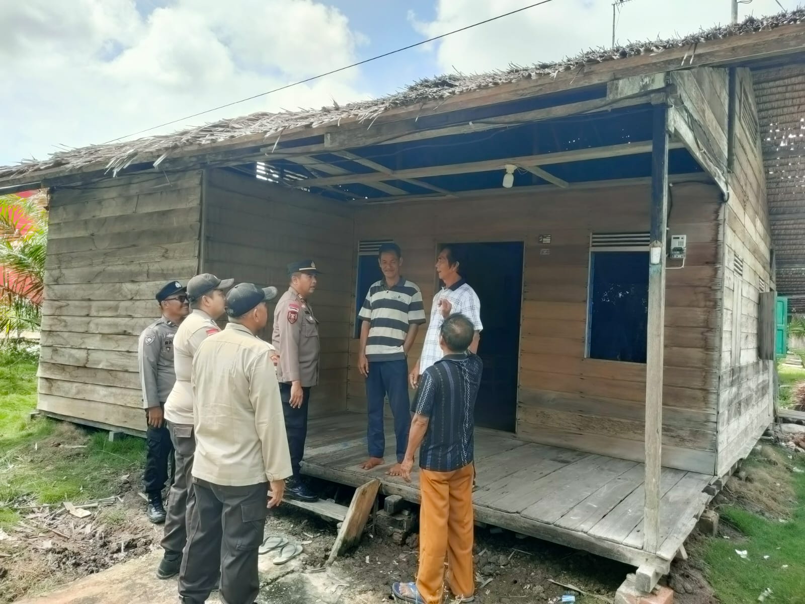 Kapolsek Bengkalis Berjalan Kaki Temui Warga Pedalaman Suku Akit Desa Teluk Latak Sampaikan Pesan Pemilu Damai