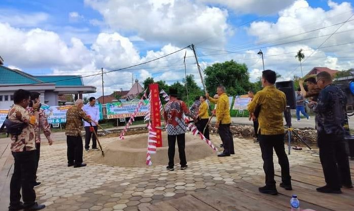 Kadisdik Inhil Hadiri dan Ikut Meresmikan Pemacangan Tiang Pertama Pembangunan PAUD Kasih Lestari