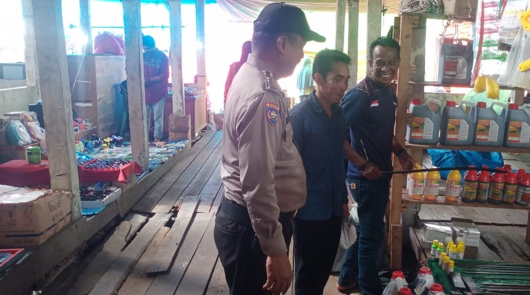 Ciptakan Pemilu Damai, Bhabinkamtibmas Desa Bente Berikan Sosialisasi Dengan Sambangi Warga di Pasar