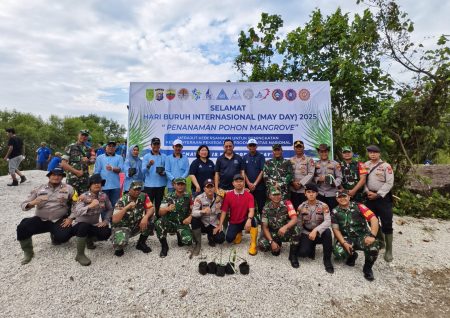 Sambu Group Peringati May Day dengan Aksi Damai Tanam Mangrove di Guntung