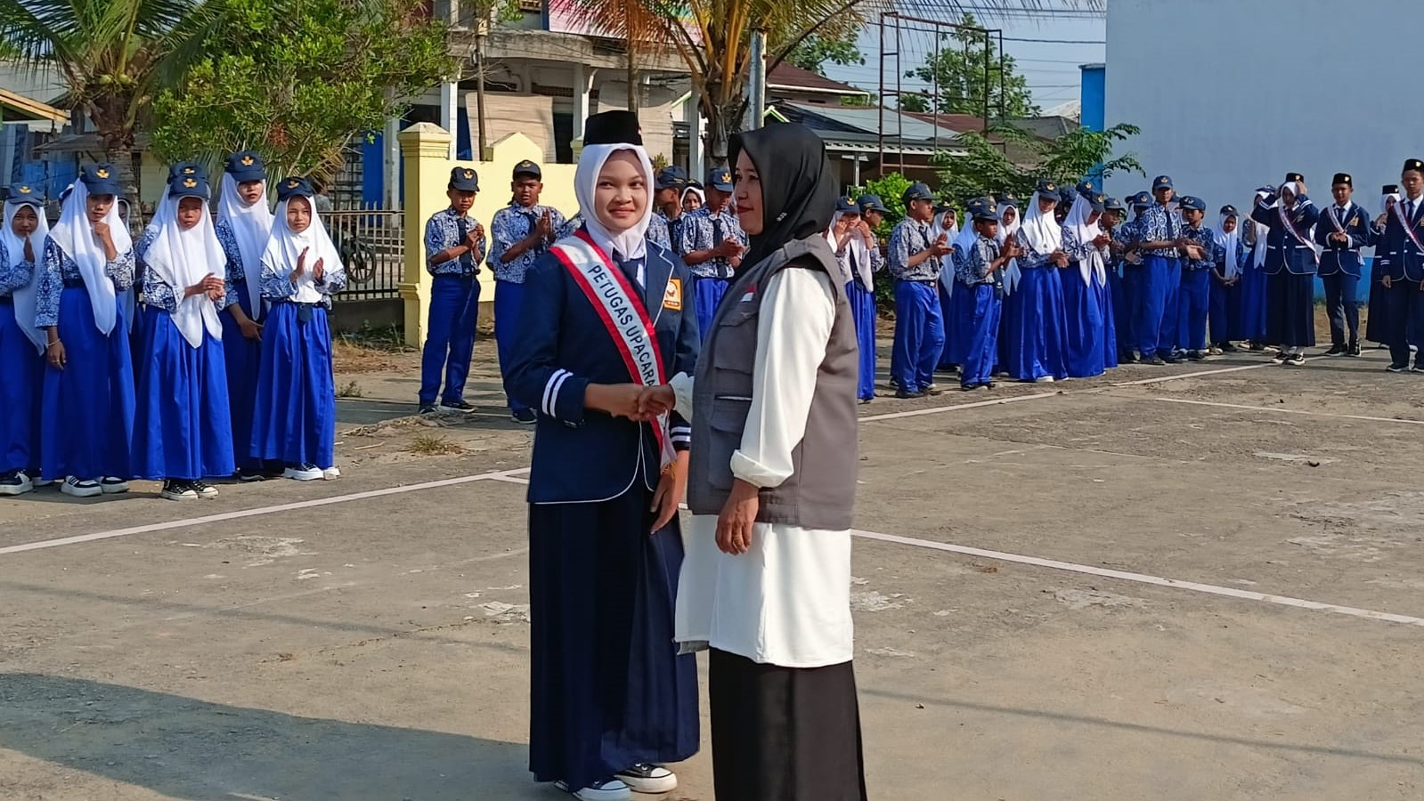 SMPN 1 Reteh Meriahkan HAN 2025, Bu Siti Aminah Jadi Pembina Upacara