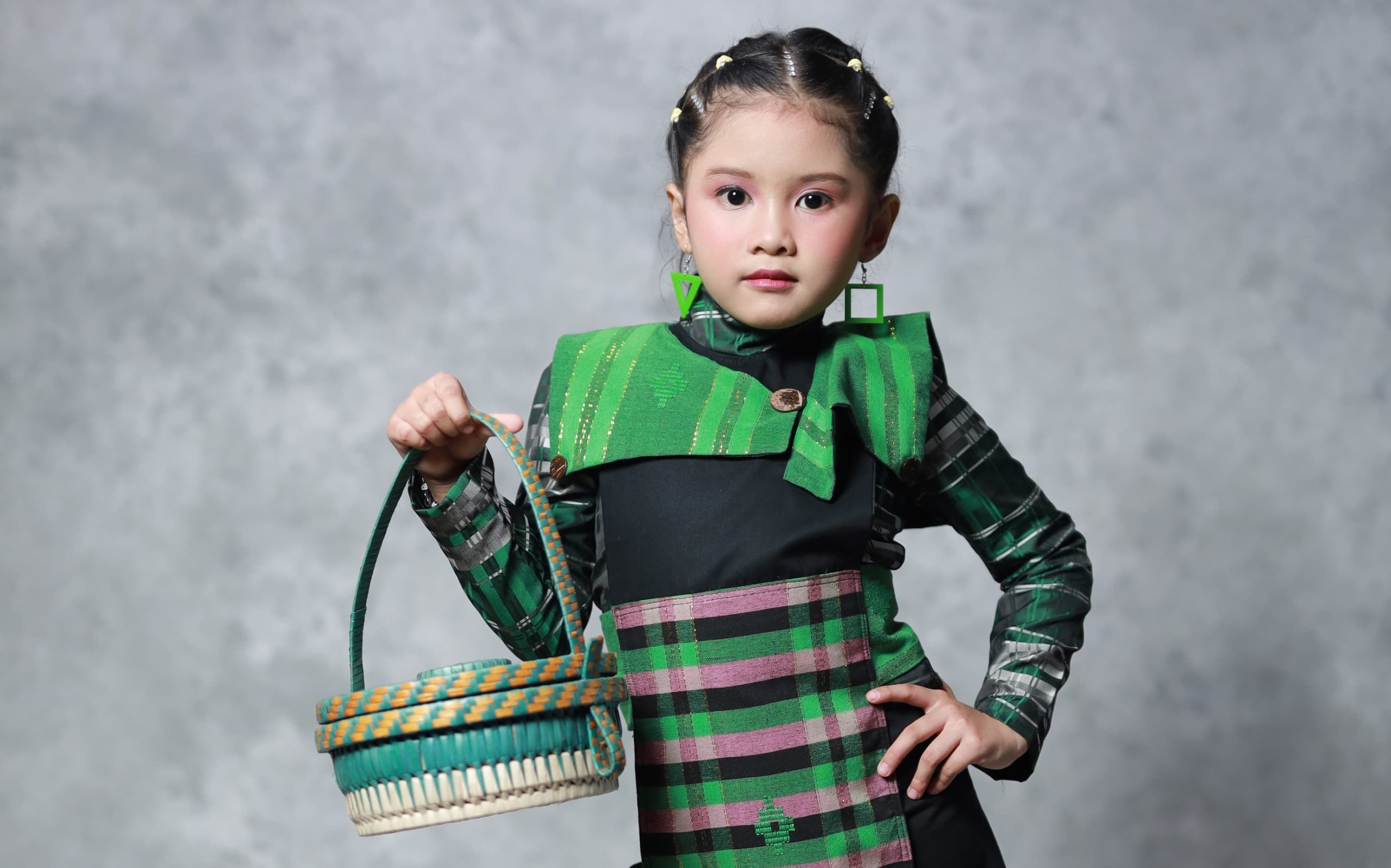 Shaqilla Azzahra Harumkan Nama Inhil di ASEAN Fashion Festival 2025