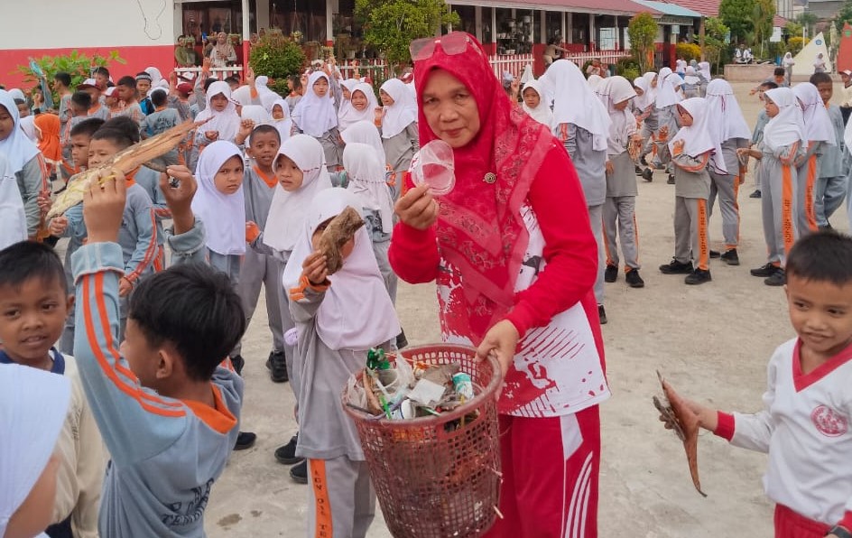 SDN 035 Tembilahan Semarakkan Hari Anak Nasional dengan Permainan Tradisional dan Aksi Peduli Lingkungan