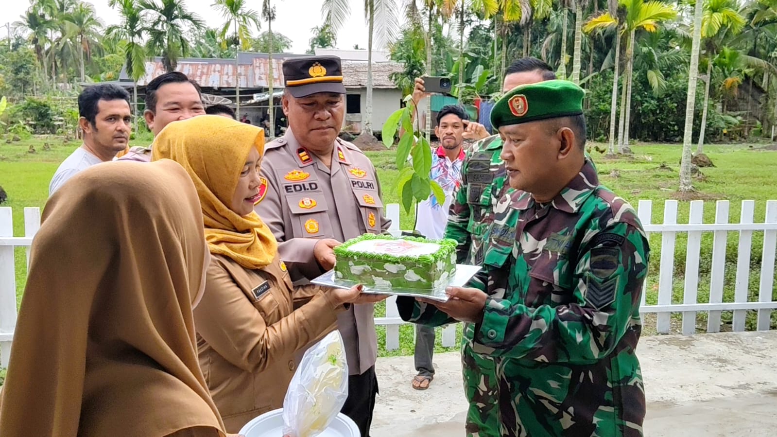 Kapolsek Gaung Berikan Surprise Ucapan Ulang Tahun kepada Koramil 05 GAS dalam Rangka Dirgahayu TNI ke-80 Tahun 2025