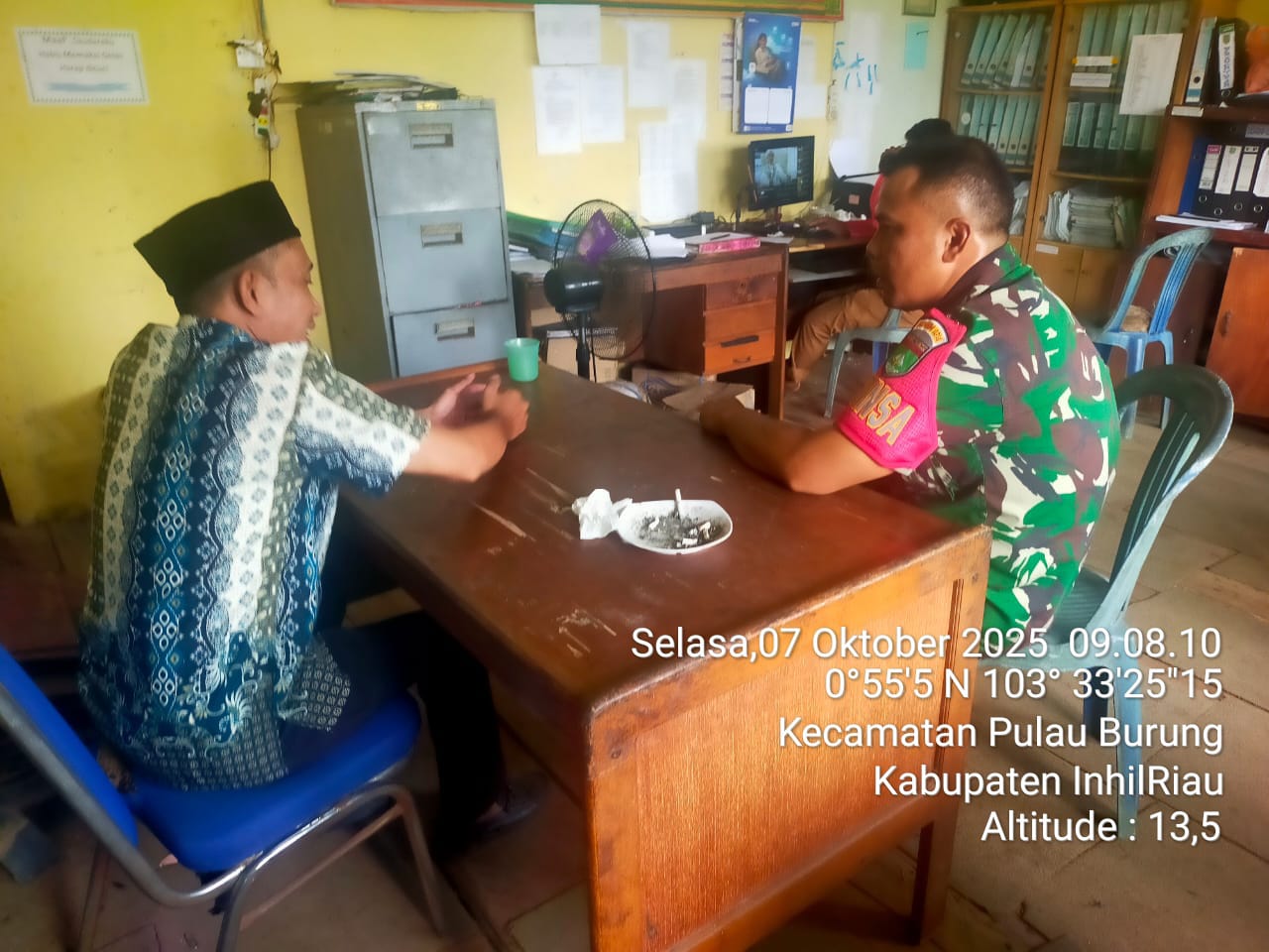 Babinsa Koramil 11/Pulau Burung Laksanakan Pembinaan Sosial dan Kemasyarakatan di Desa Sungai Danai