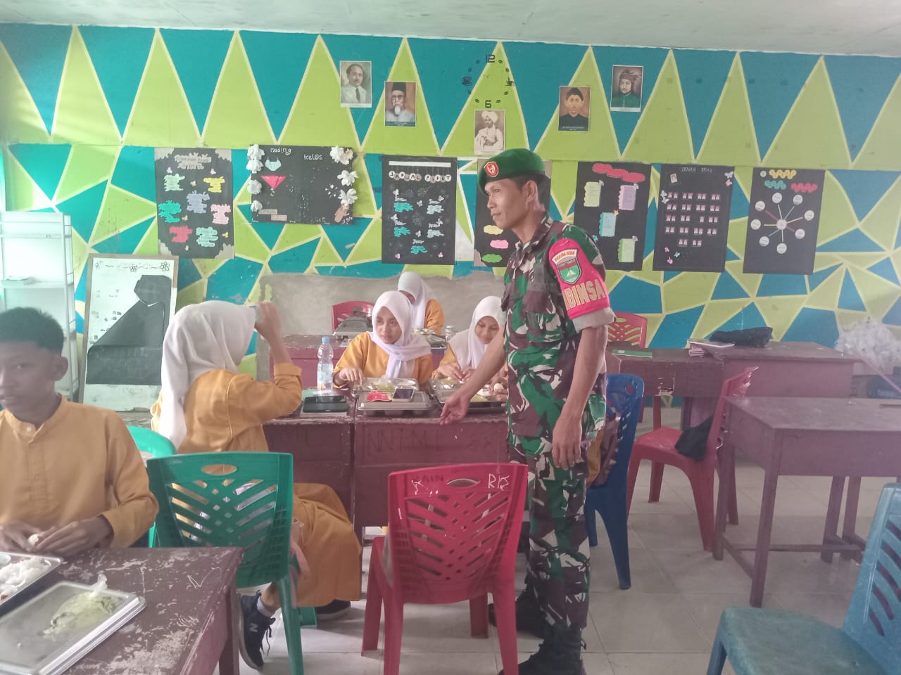 Babinsa Sungai Beringin Dampingi Penyaluran 3.223 Porsi Program Makan Bergizi Gratis di Tembilahan