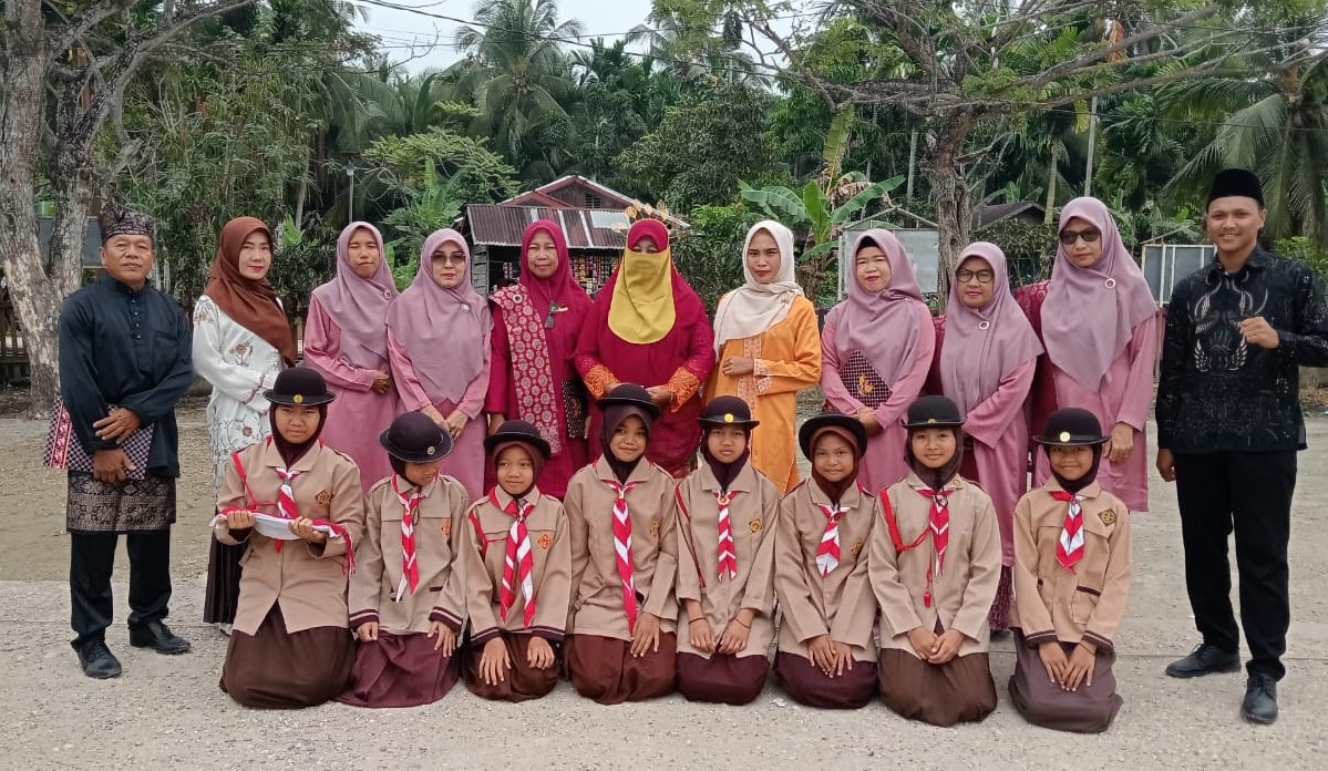 Apel Upacara Hari Sumpah Pemuda di SDN 014 Pengalihan Enok, Anak-anak Mengenakan Pakaian Adat