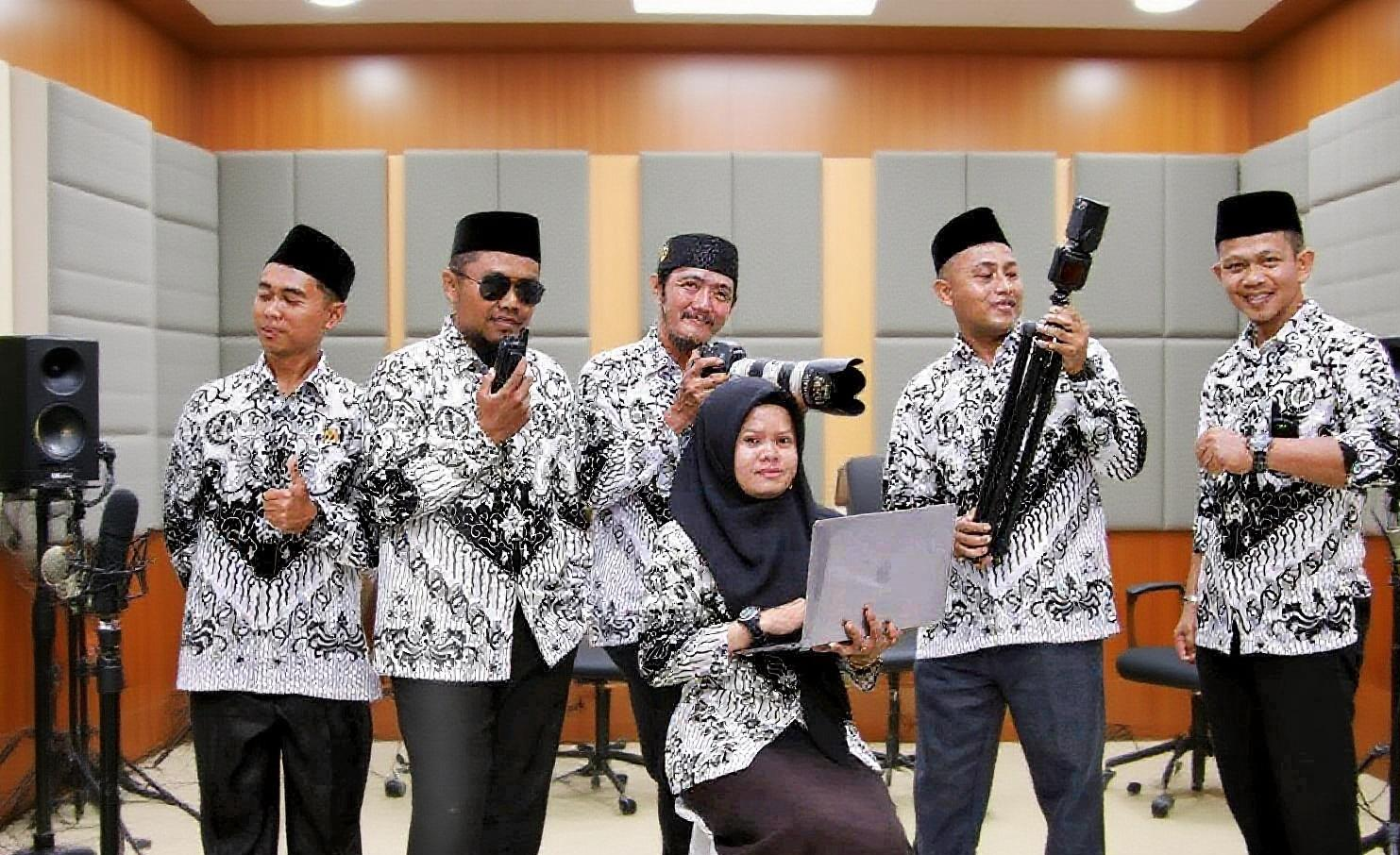Ekspresikan Kebanggaan: Lomba Foto Guru PGRI Mengangkat Tema Seragam