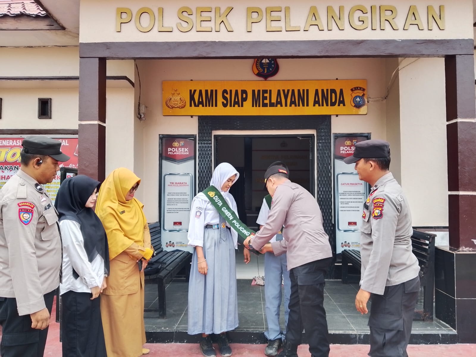 Implementasikan Program Pelestarian Alam di Sekolah, Kapolsek Pelangiran Sematkan Selempamg Kepada Duta Green Policing