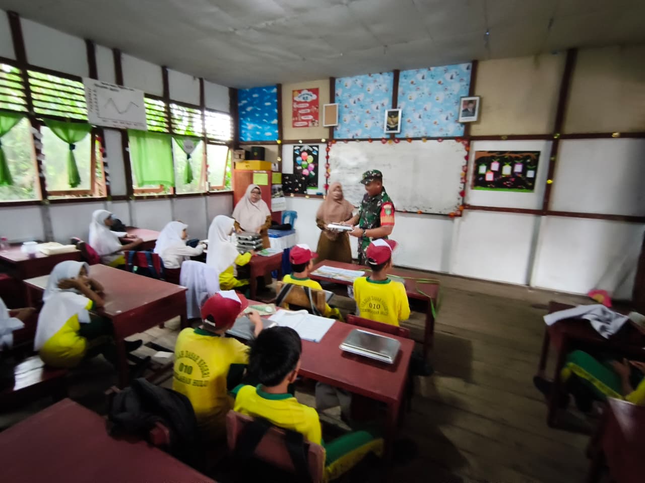 Babinsa Serda Miskal Dampingi Penyaluran 5.528 Porsi Makan Bergizi Gratis di Tembilahan Hulu