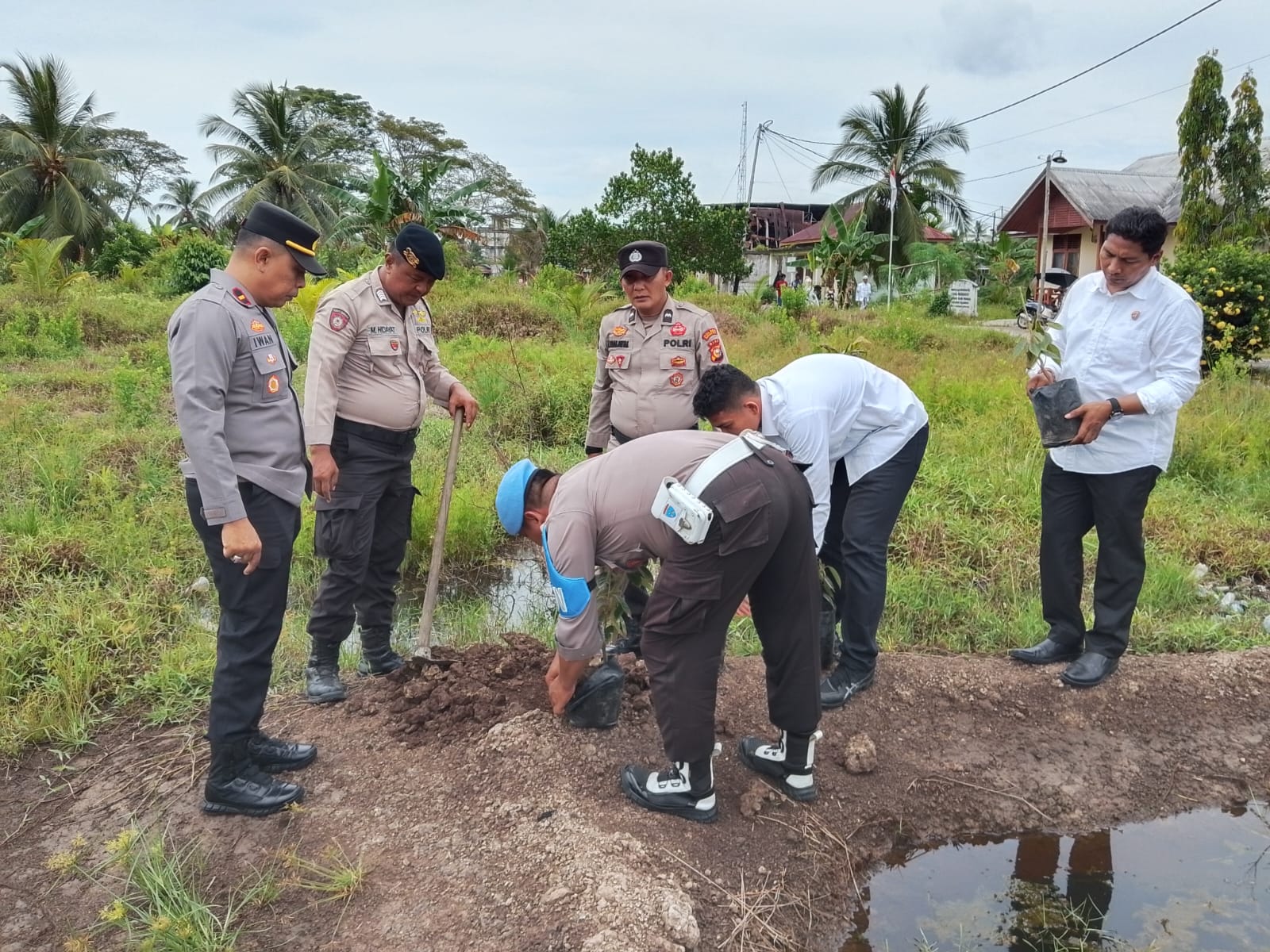 Polsek Pelangiran Gelar Penanaman Pohon Serentak Peringati Hari Pohon Nasional 2025