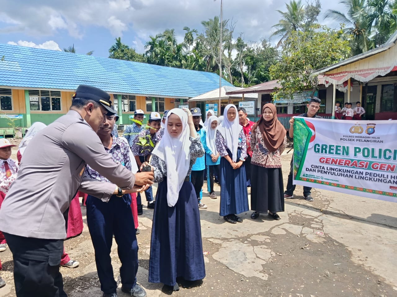 Kapolsek Pelangiran Ajak Siswa SMPN 2 Satu Atap Cinta Lingkungan Lewat Program Green Policing