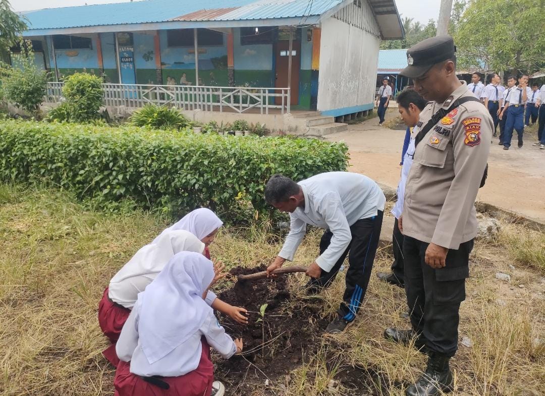 Sempena Hari Pohon Nasional Tahun 2025, Polsek Pulau Burung Implementasikan Program Green Policing