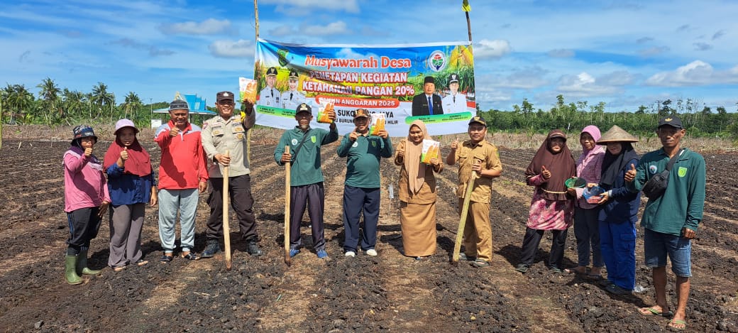 Bhabinkamtibmas Polsek Pulau Burung Bersama Pemdes Sukoharjo Jaya Tanam Jagung Serentak Dukung Swasembada Pangan