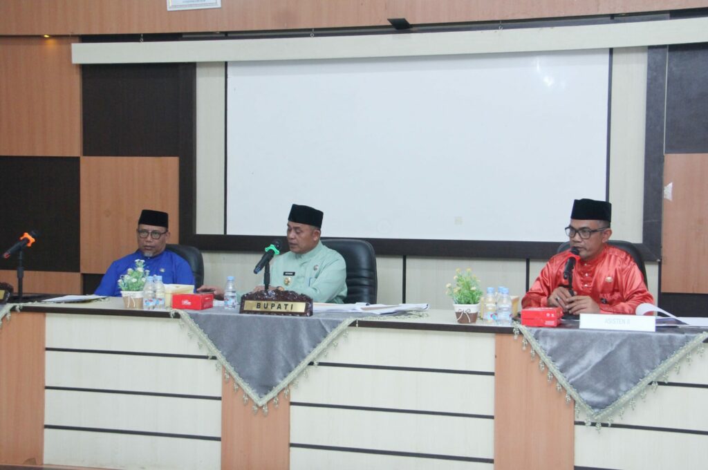 upati Inhil Tegaskan Pentingnya Koordinasi dan Percepatan Pembangunan di Rapat Evaluasi