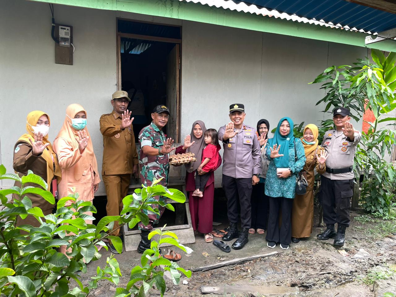 “Kapolsek Pelangiran Turun Langsung Beri Bansos untuk Tekan Angka Stunting