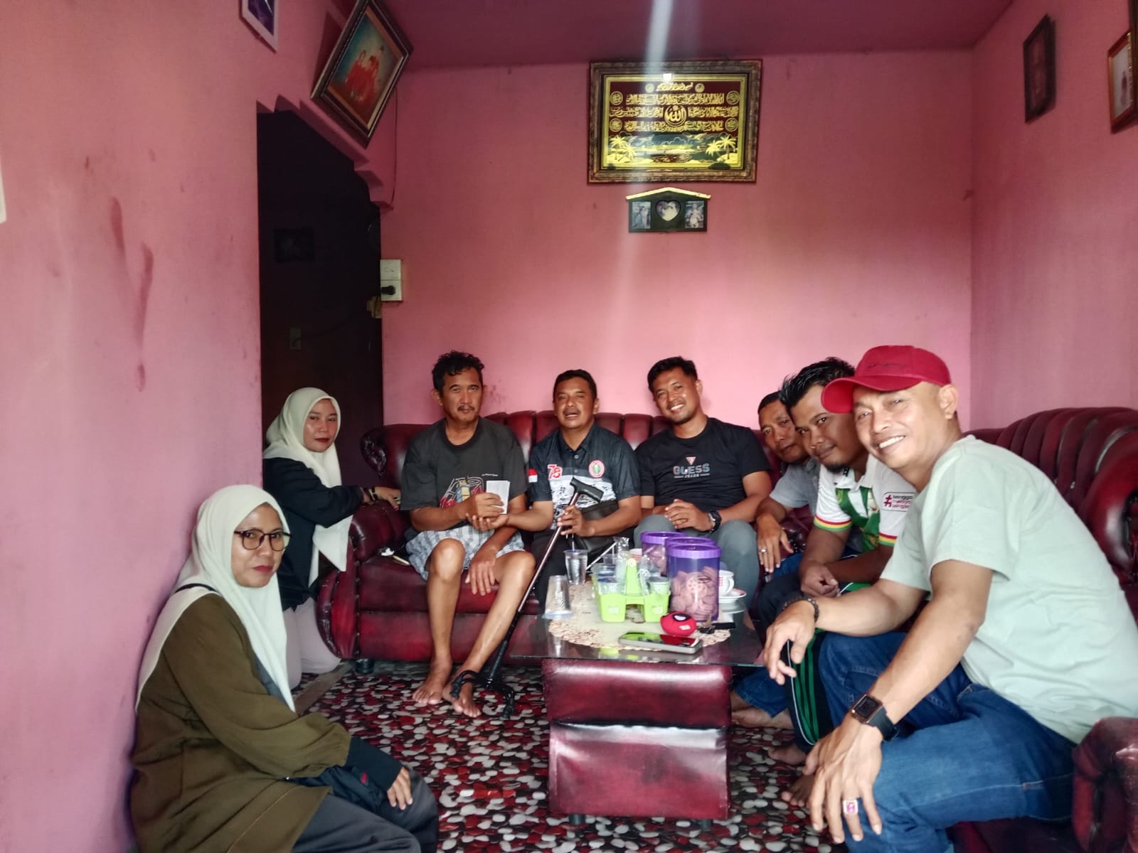 Ketua dan Pengurus PGRI Kuindra Menengok Kepala Sekolah SMP yang Sedang Sakit Stroke Ringan