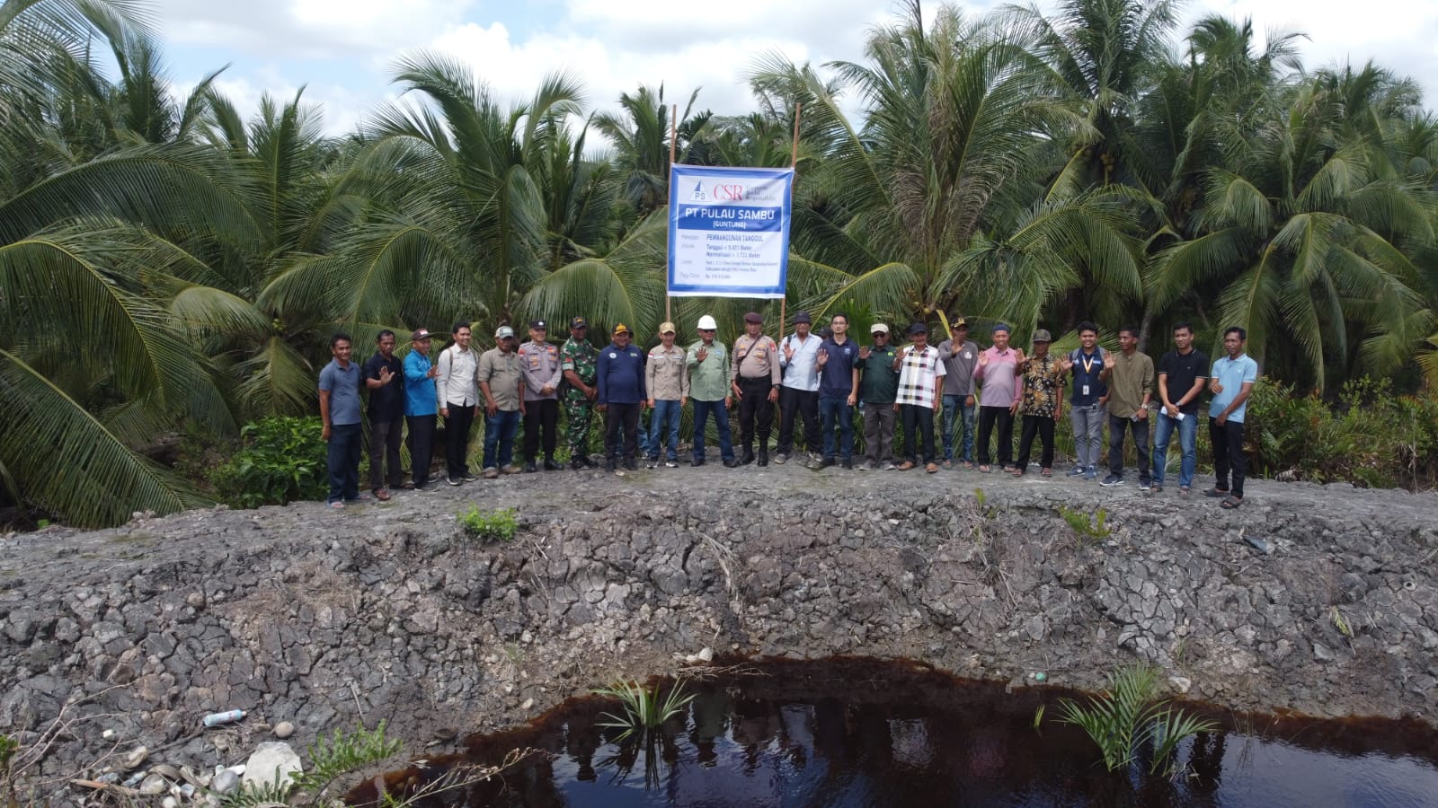 Wujudkan Pembangunan Berkelanjutan, PT Pulau Sambu di Guntung Serahkan Proyek Tanggul dan Normalisasi Sungai di Kateman
