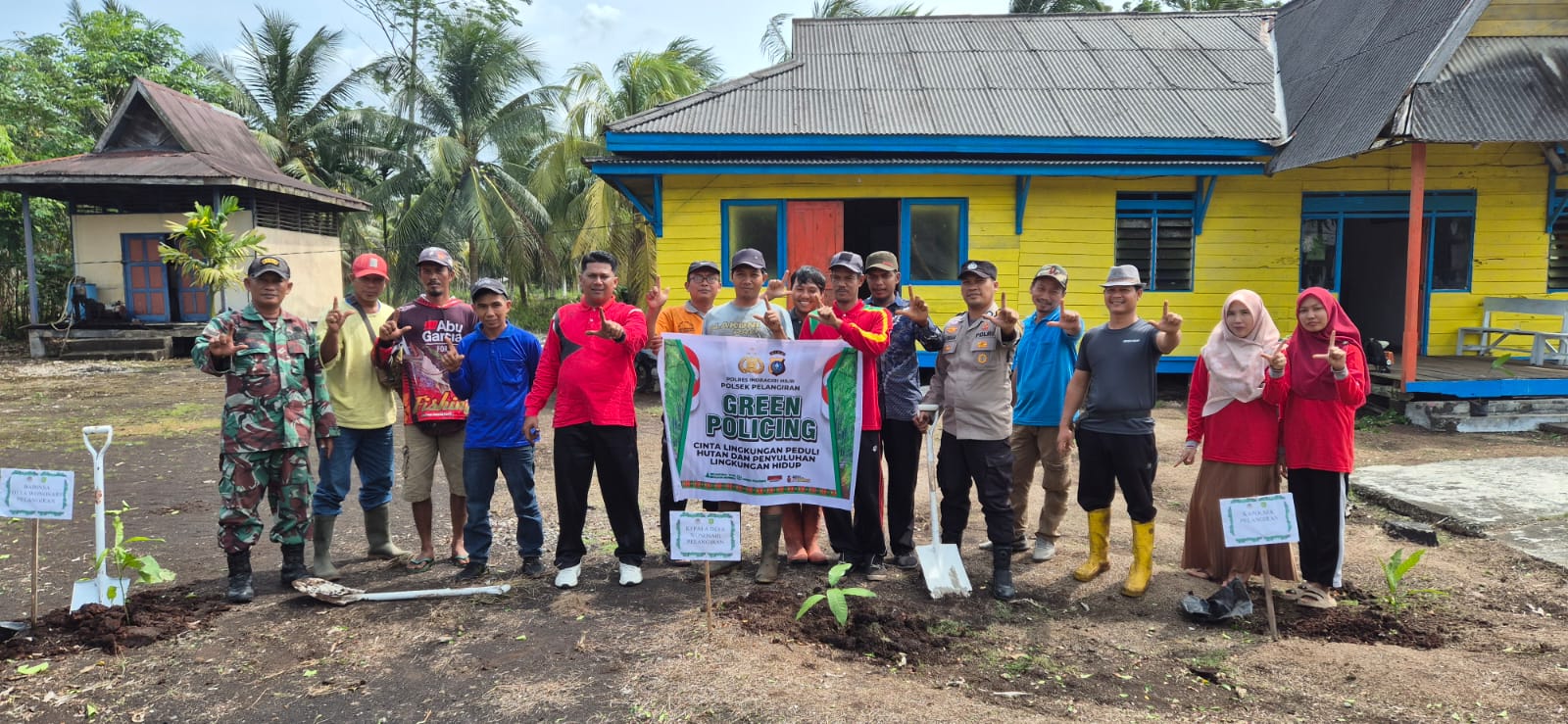 Polsek Pelangiran Gelar Kegiatan Penanaman Pohon Dukung Program Workshop Green Policing Kapolda Riau