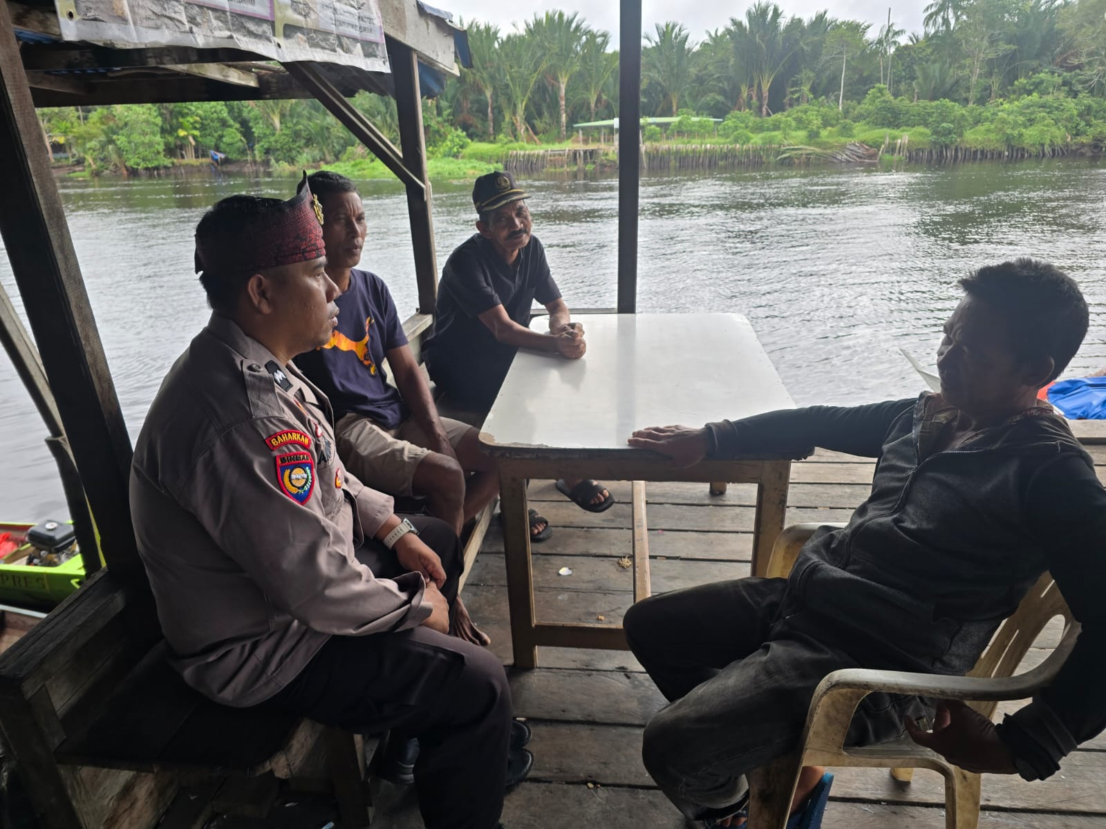 Bhabinkamtibmas Tanjung Simpang Dengan Gunakan Tanjak, Gandeng Masyarakat Jaga Kamtibmas di Bulan Ramadhan