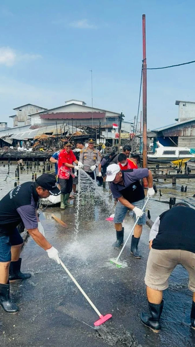 Polsek Concong Gelar Gotong Royong Pembersihan Jalan Pasca Kebakaran di Concong Luar