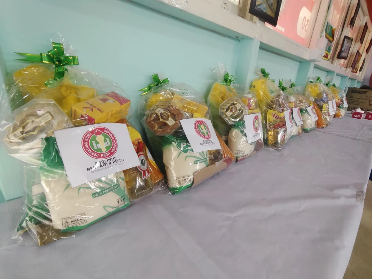 Raih Berkah Ramadan, PGRI Inhil Salurkan Paket Sembako 
