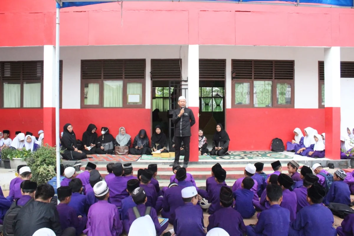 Sambut Libur Sekolah, SDN 023 Tembilahan Gelar Khatam Qur’an "One Teacher One Juz" dan Santunan Anak Yatim