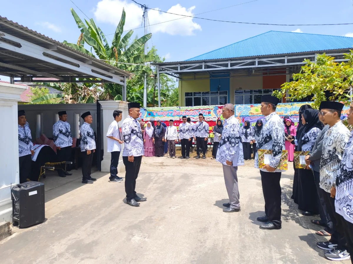 Wujud Penghormatan Terakhir, Satgas PGRI Inhil, Tembilahan dan Tembilahan Hulu Gelar Prosesi Pelepasan Jenazah Guru SDN 007 Pekan Kamis