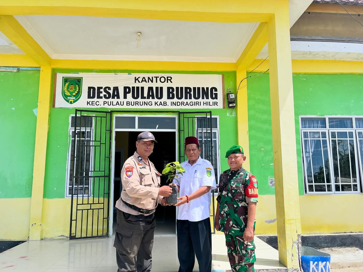 Polsek Pulau Burung Gelar Green Policing, Tanam Pohon di Halaman Kantor Desa Bersama TNI 