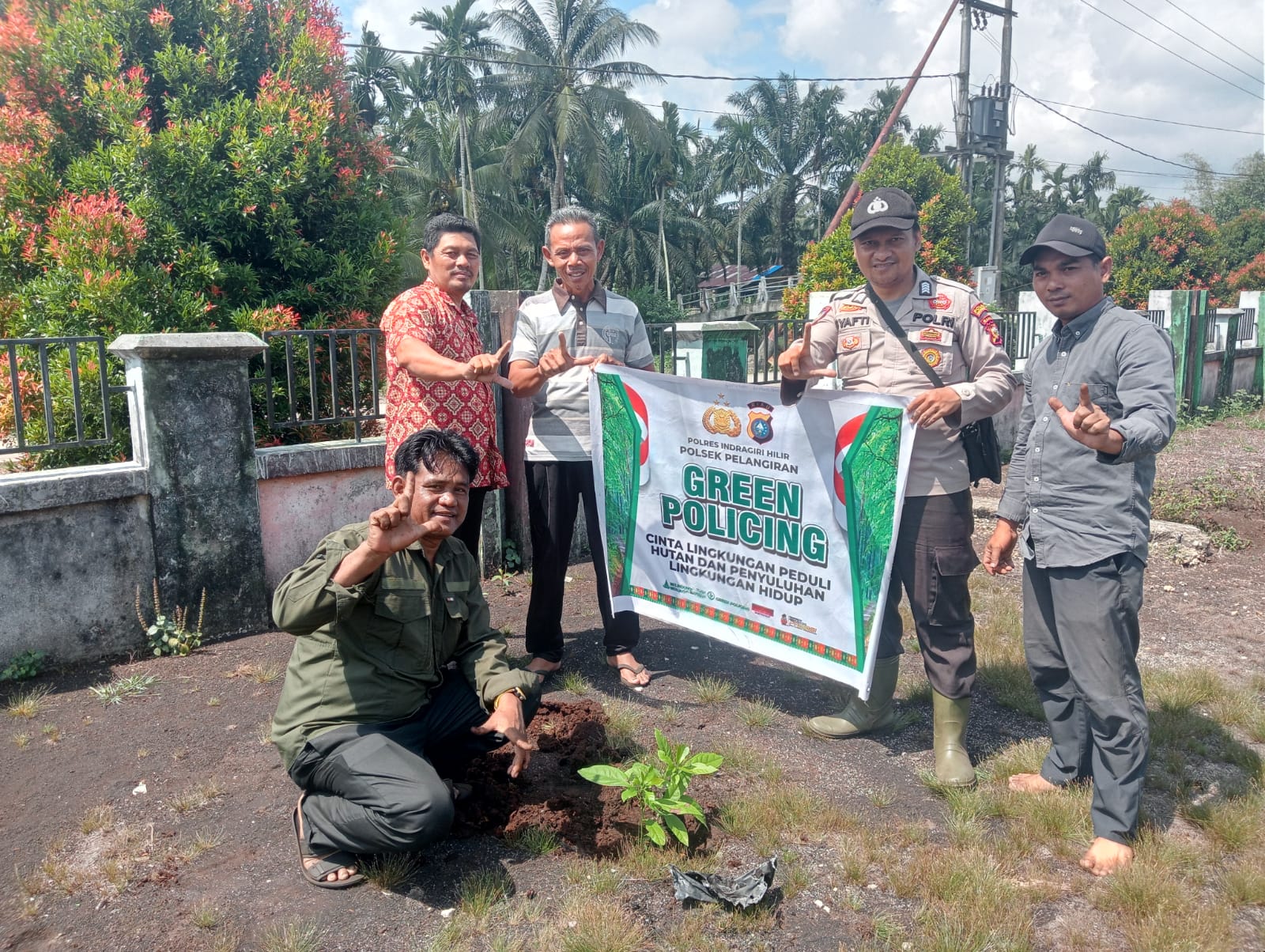 Polsek Pelangiran Bersama Pemdes Saka Palas Jaya Wujudkan Green Policing Polda Riau melalui Penanaman Pohon di Halaman Kantor Desa