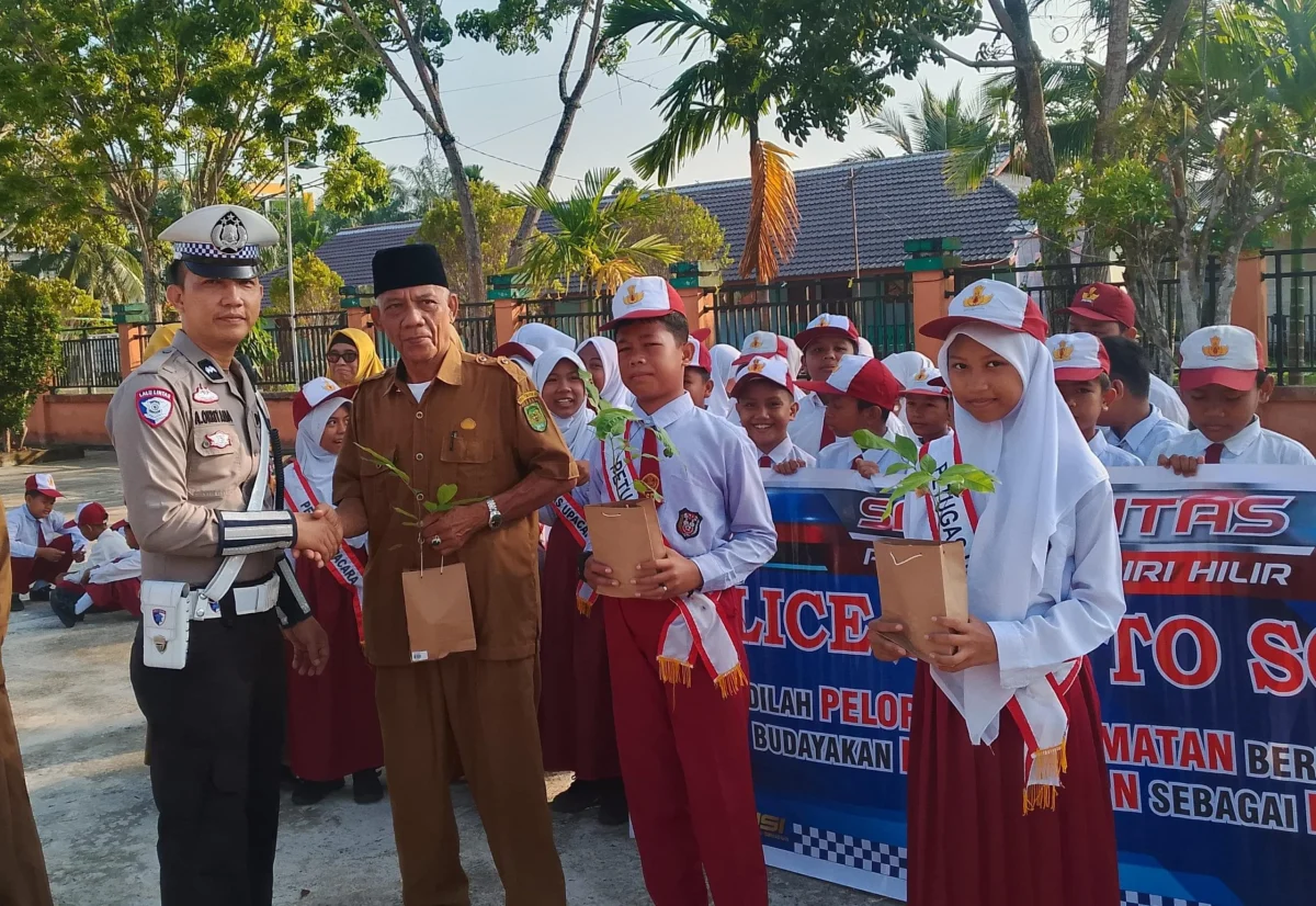 SDN 013 Tembilahan Jadi Lokasi Sosialisasi Tertib Lalu Lintas dan Aksi Tanam Pohon