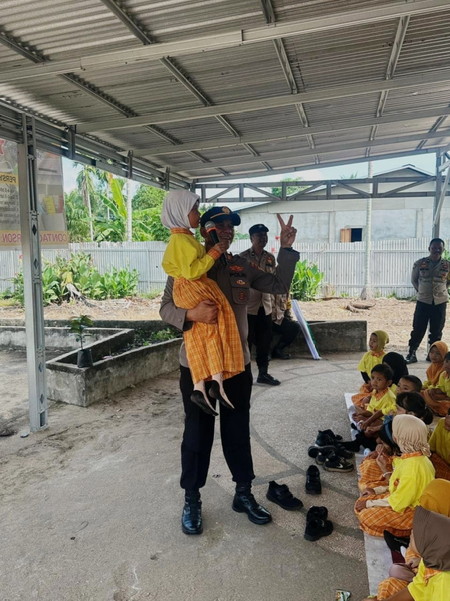 Kapolsek Pulau Burung Tanamkan Cinta Lingkungan Lewat Green Policing di PAUD