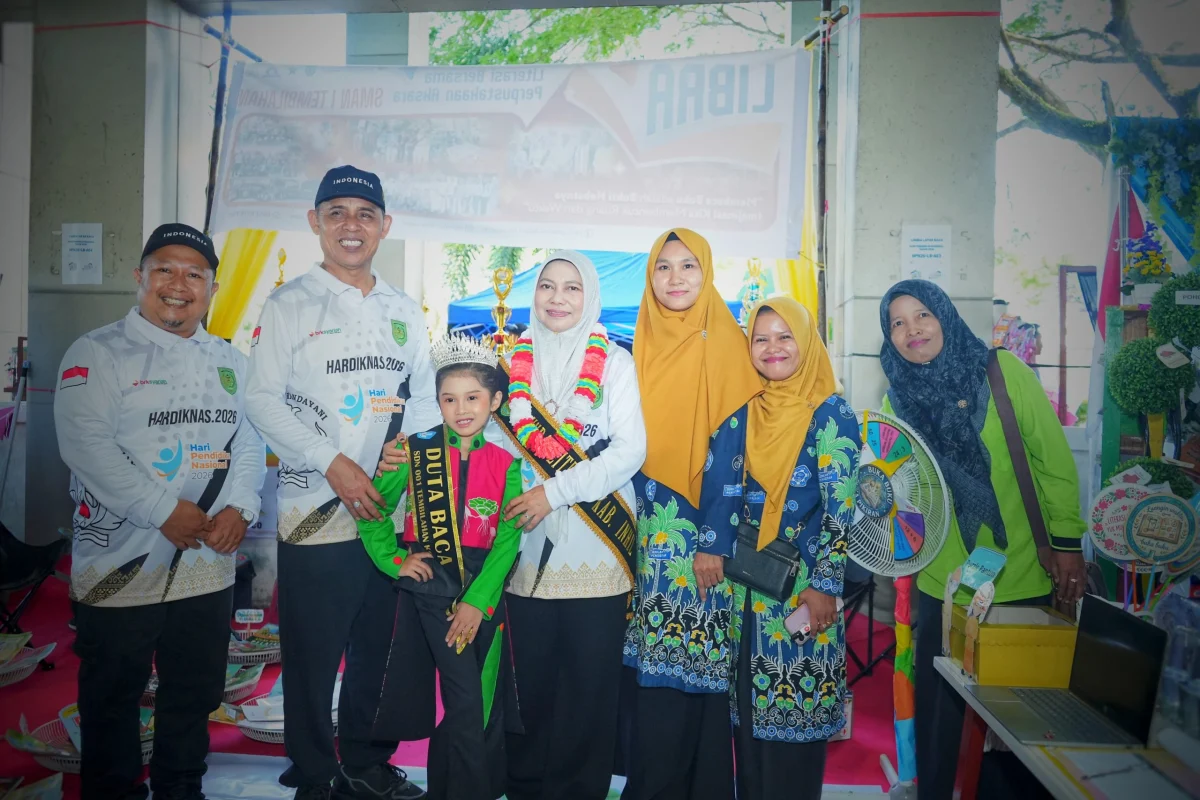 Semarakkan Hardiknas 2026, Lapak Baca SDN 001 Tembilahan Kota Curi Perhatian Bupati Inhil