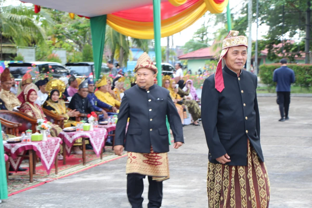Peringati Hardiknas 2026, Bupati Inhil Tampil Berwibawa dengan Pakaian Adat Bugis