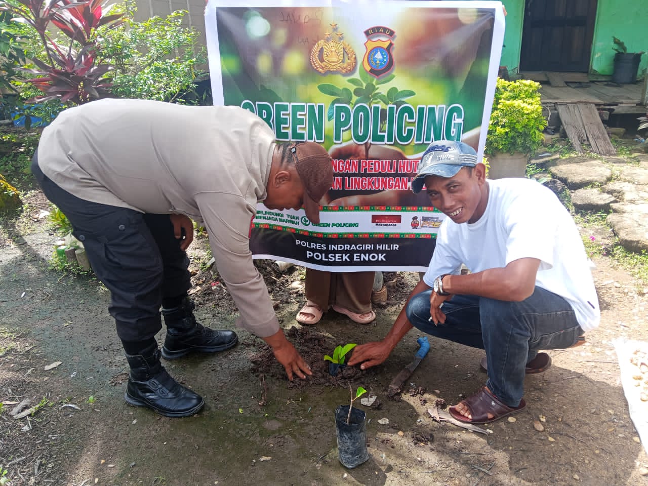 Wujudkan Program Green Policing, Polsek Enok Galakkan Penanaman Pohon Secara Berkelanjutan demi Lingkungan Asri dan Kondusif
