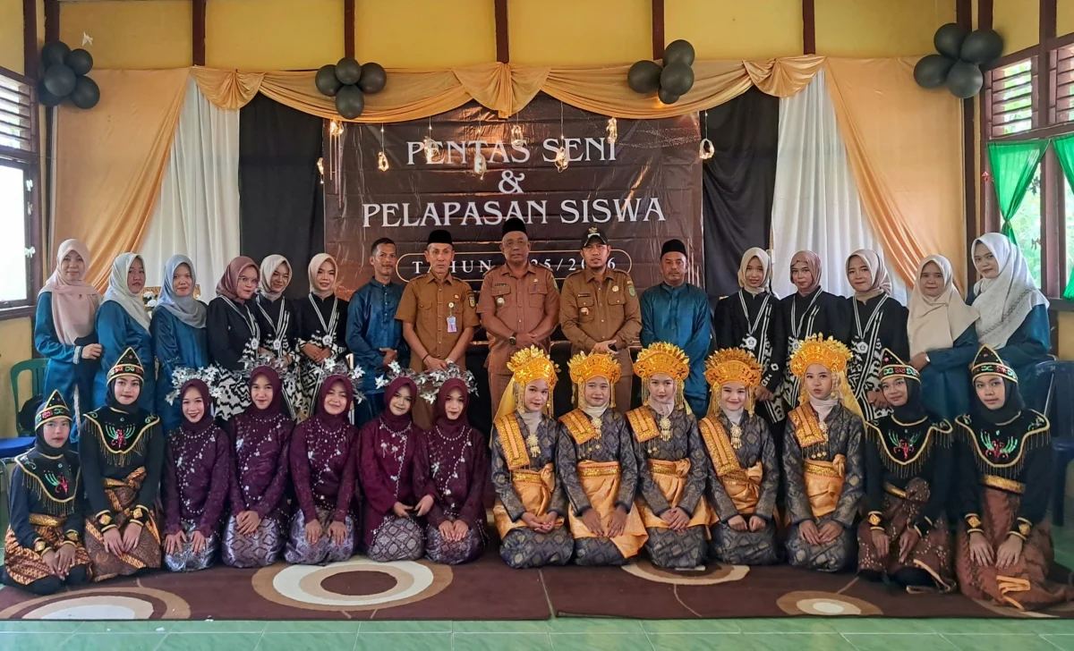 Penuh Tangis Haru, SMPN Satap Teluk Dalam Gelar Acara Pelepasan Siswa Kelas IX