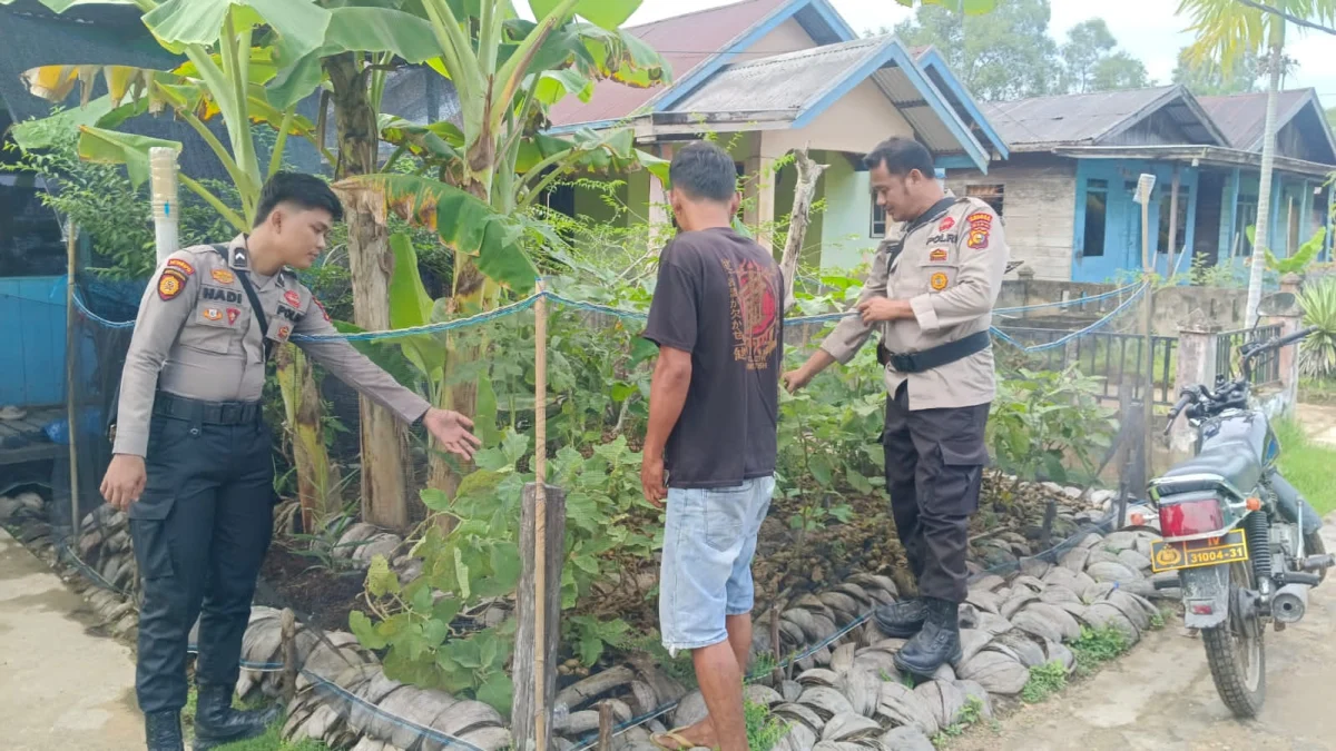 Babinkamtibmas Polsek Enok Dampingi Penanaman Tanaman Bergizi
