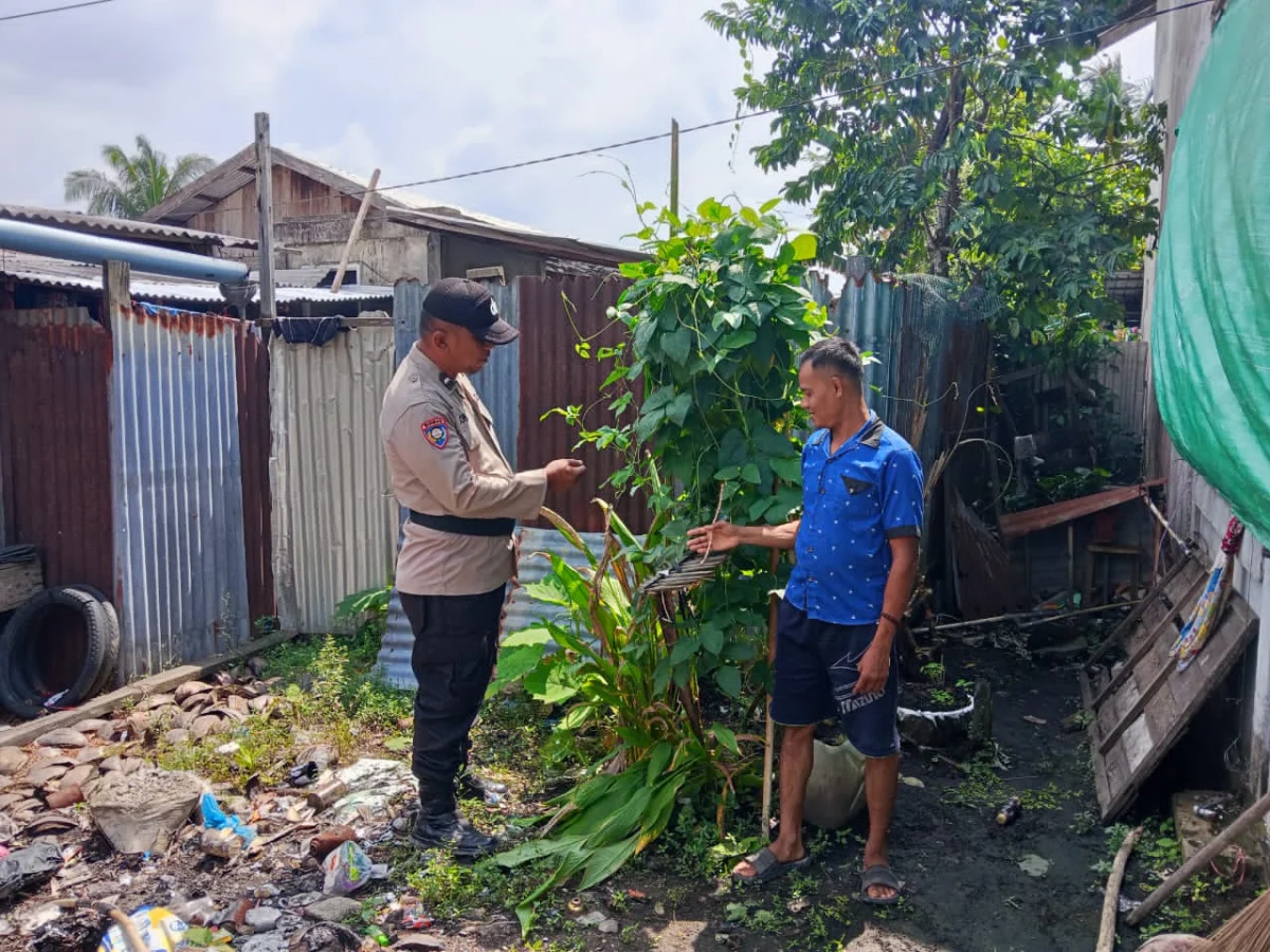 Bhabinkamtibmas Polsek Enok Manfaatkan Pekarangan Belakang Rumah Warga untuk Ketahanan Pangan