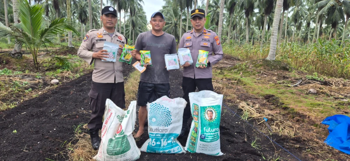 Kapolsek Pelangiran IPTU Iwan Saputra Salurkan Bibit dan Pupuk, Dorong Petani Tingkatkan Produksi Pangan