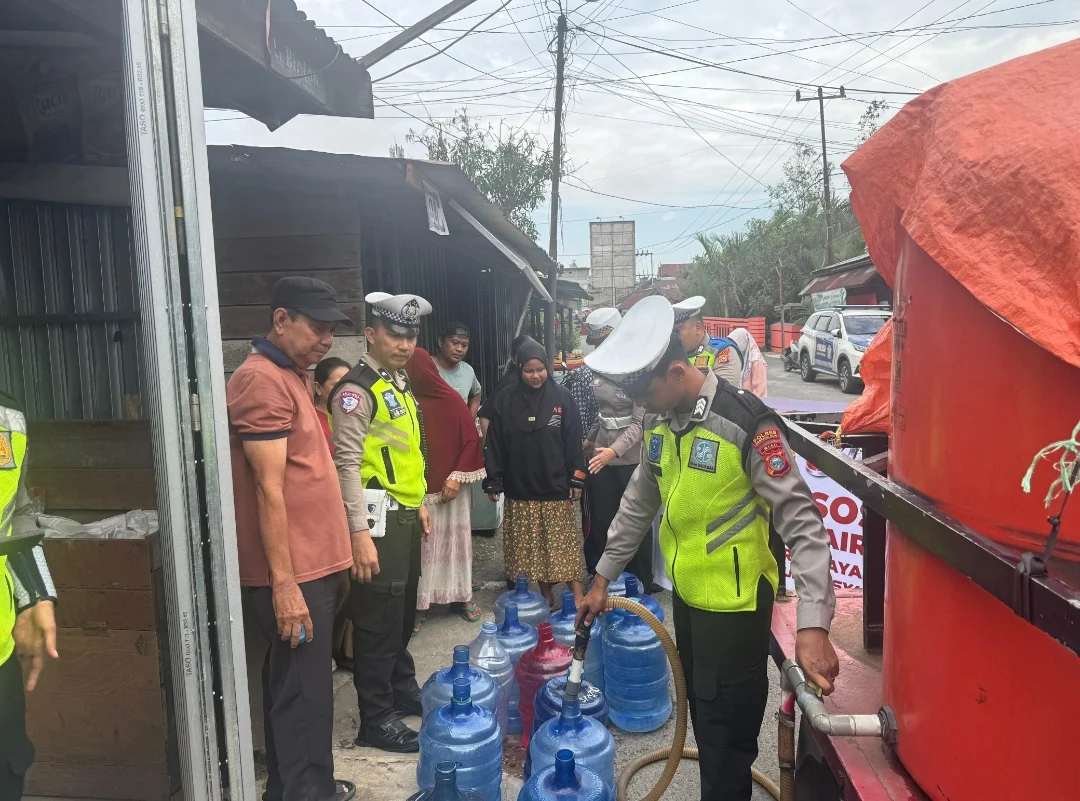 Bakti Sosial Hari Bhayangkara, Polres Inhil Salurkan Air Bersih untuk Masyarakat