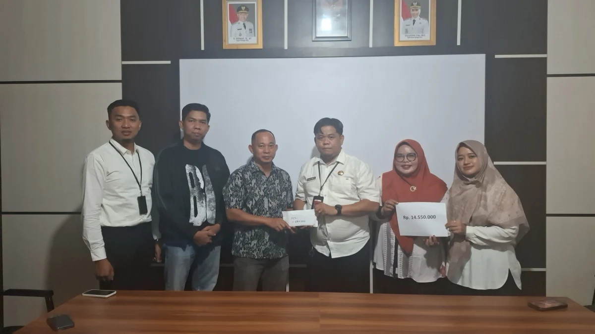 Solidaritas dan Kepedulian, PGRI Inhil Salurkan Bantuan untuk Guru Korban Tanah Longsor di Tanah Merah