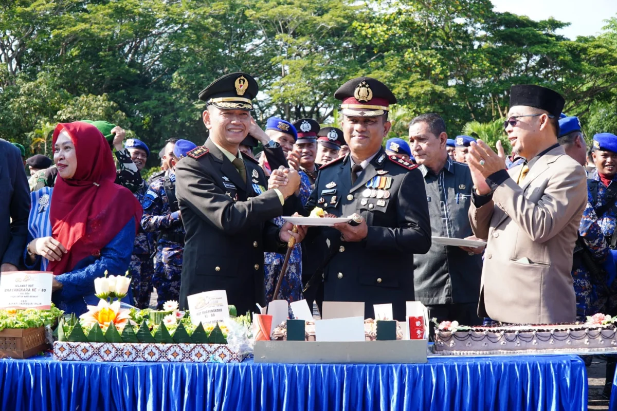 Hadiri Hari Bhayangkara ke-80, Dandim 0314/Inhil Serahkan Tumpeng kepada Kapolres