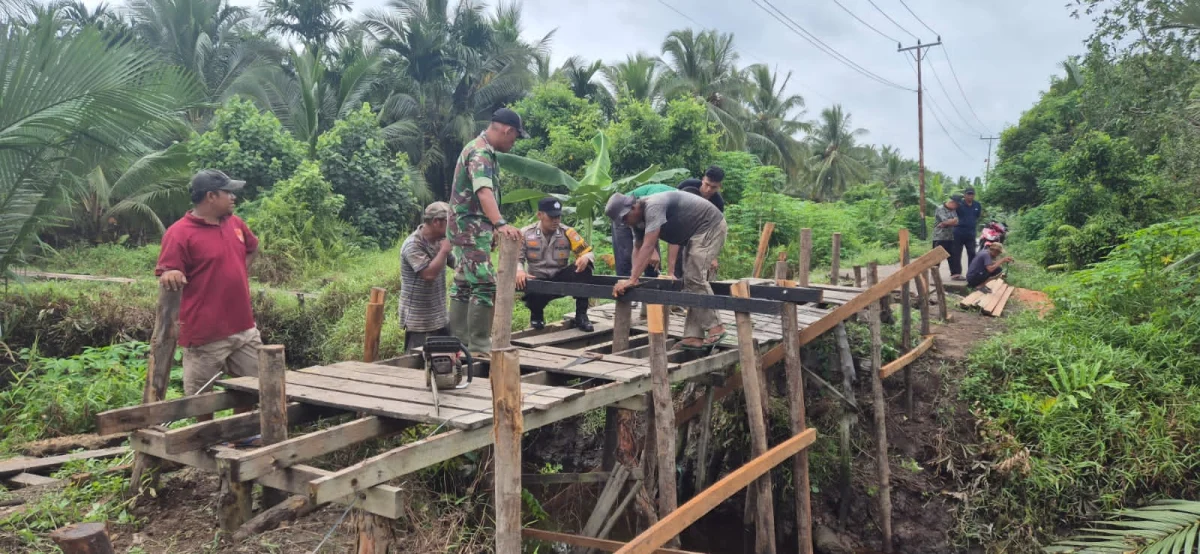Bhabinkamtibmas Polsek Pelangiran Bersama Warga Gotong Royong Perbaiki Jembatan Kanal Rencong