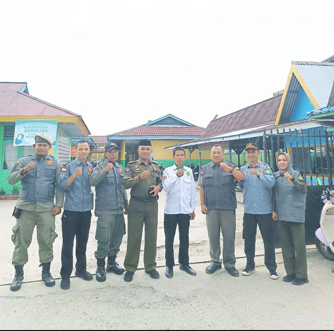 Menyambari sekolah, Satgas Linmas Satpol PP Inhil Beri Pelayanan Prima